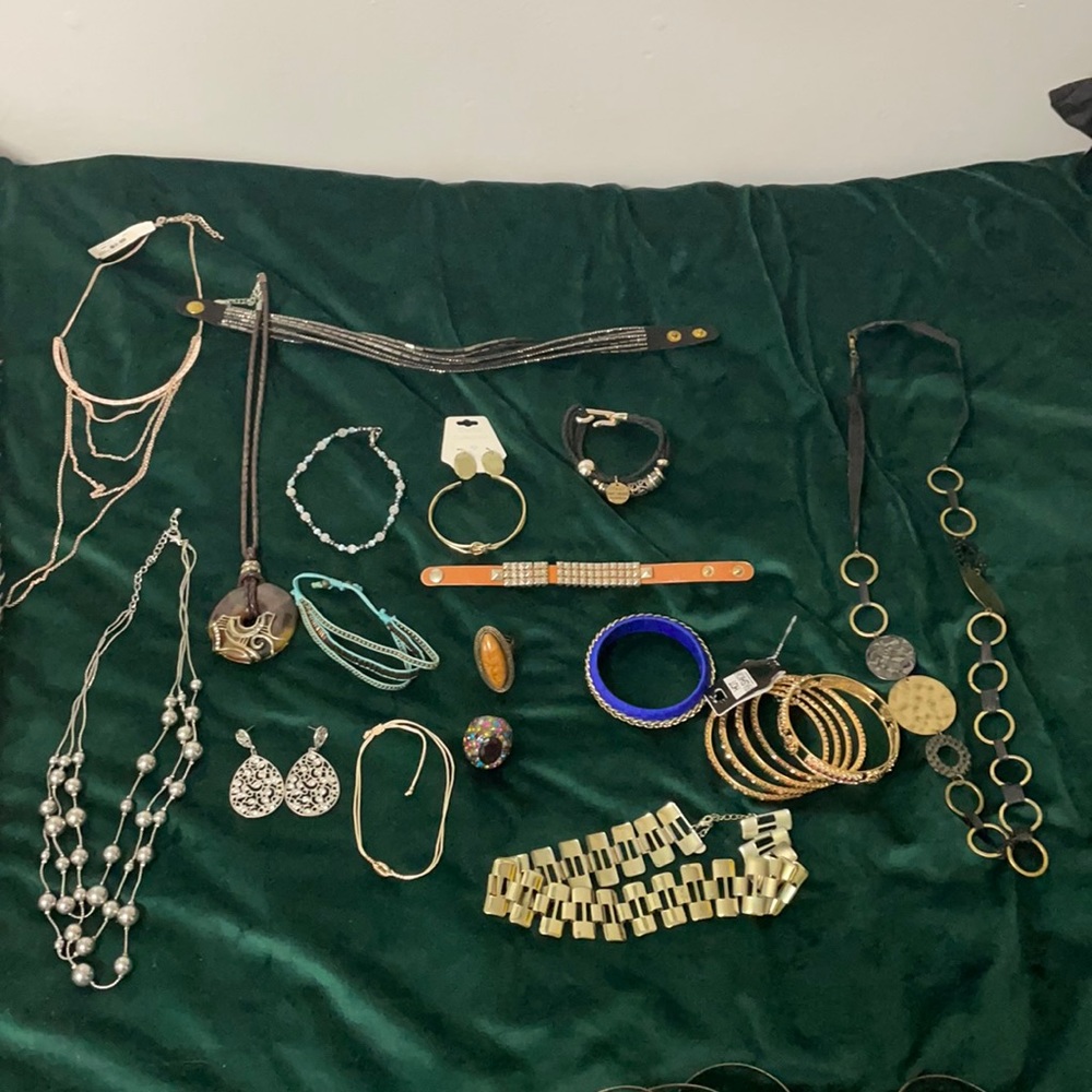 Jewelry bundle!! 18 pieces of fashion jewelry
